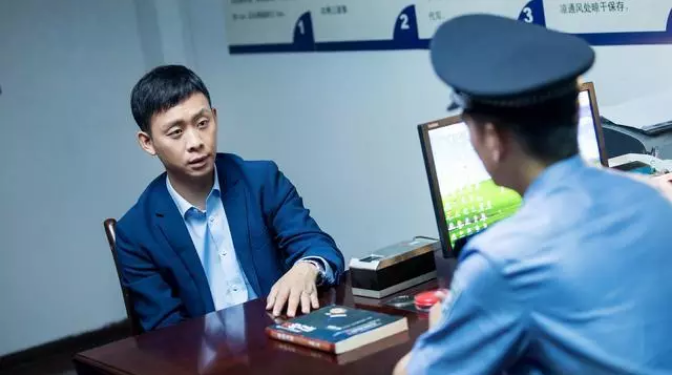 張譯、張國立、李建義領(lǐng)銜都市情感劇《我的親爹和后爸》今晚重磅播出！