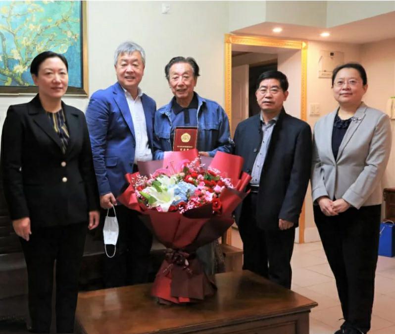 山影集團領(lǐng)導(dǎo)向抗美援朝老戰(zhàn)士、老同志頒發(fā)紀(jì)念章