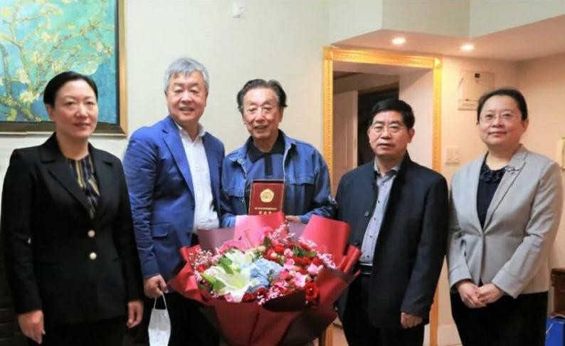 山影集團領(lǐng)導(dǎo)向抗美援朝老戰(zhàn)士、老同志頒發(fā)紀(jì)念章