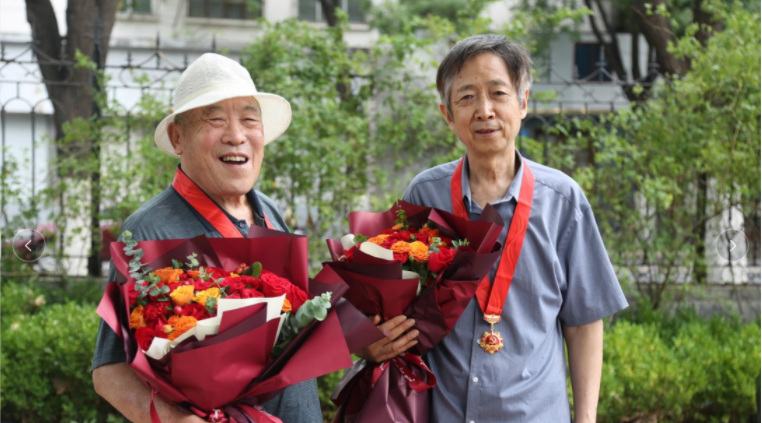 致敬！山影集團(tuán)兩位老黨員榮獲“光榮在黨50年”紀(jì)念章